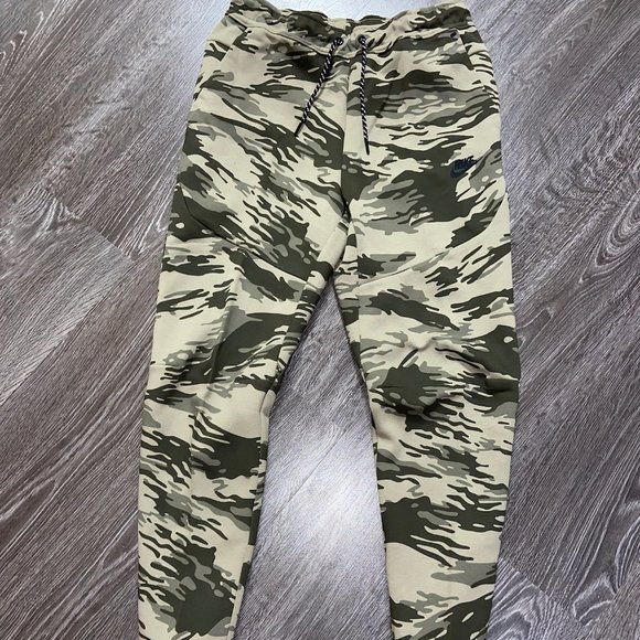 New Nike Sportswear Tech Fleece Printed Camo Joggers Pants Mens CU4497-342 NEW - Picture 1 of 11